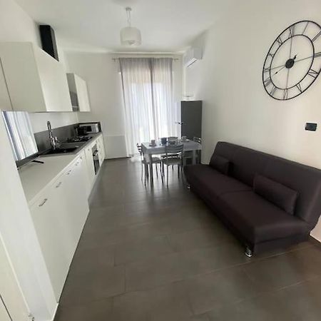 Nice House Luminoso Con Terrazzo Gallarate Bagian luar foto